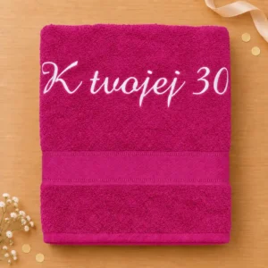 vysivana-osuska-k-tvojej-30 Cyklámenová vyšívaná froté osuška s bielym kaligrafickým nápisom K tvojej 30