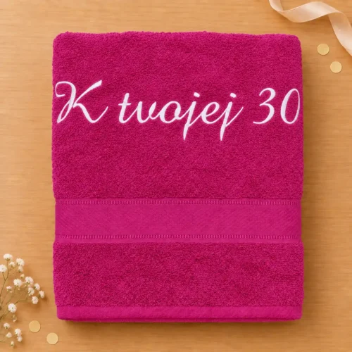 vysivana-osuska-k-tvojej-30 Cyklámenová vyšívaná froté osuška s bielym kaligrafickým nápisom K tvojej 30