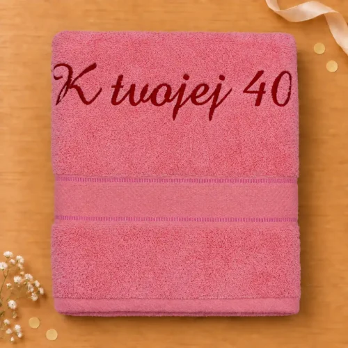 vysivana-osuska-k-tvojej-40 Broskyňová vyšívaná froté osuška s červeným kaligrafickým nápisom K tvojej 40