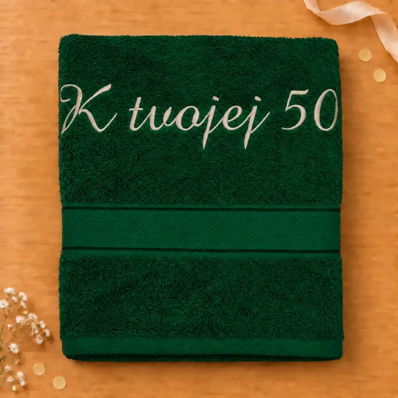vysivana-osuska-k-tvojej-50-tmavozelena Tmavozelená vyšívaná froté osuška s krémovým kaligrafickým nápisom K tvojej 50