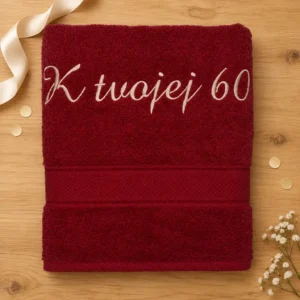 vysivana-osuska-k-tvojej-60 Bordová vyšívaná froté osuška s krémovým kaligrafickým nápisom K tvojej 60