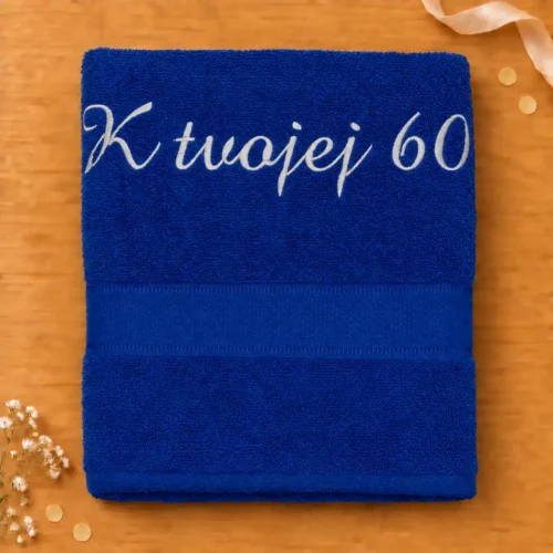 vysivana-osuska-k-tvojej-60-tmavomodra Tmavomodrá vyšívaná froté osuška s bielym kaligrafickým nápisom K tvojej 60