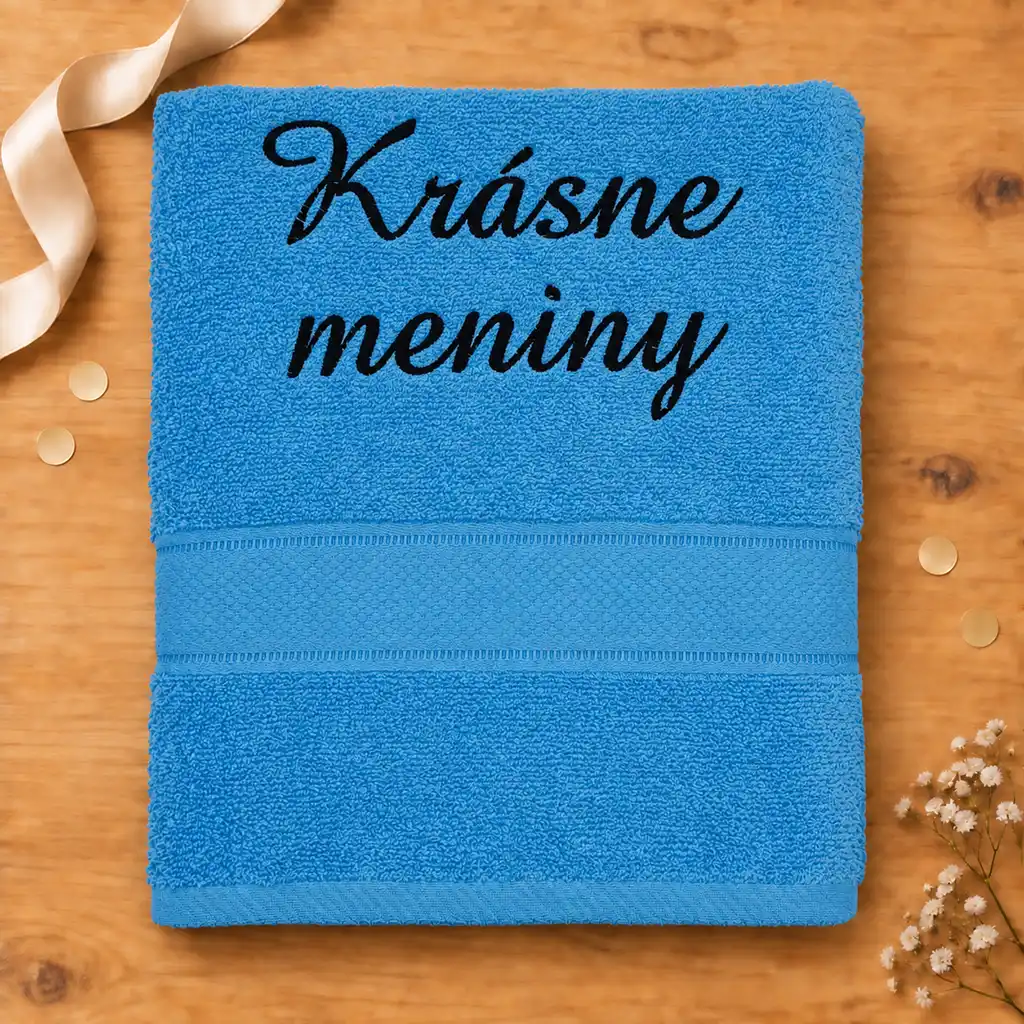 Tyrkysová vyšívaná froté osuška s čiernym kaligrafickým nápisom Krásne meniny