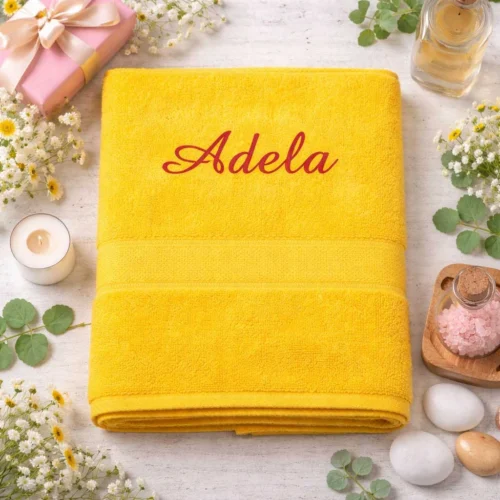 Žltá vyšívaná froté osuška s červeným kaligrafickým nápisom Adela