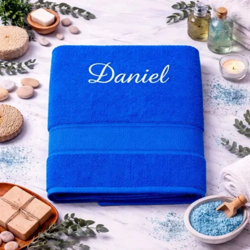 vysivana-osuska-s-menom-daniel-tmavomodra-biela-lawli Tmavomodrá vyšívaná froté osuška s bielym kaligrafickým nápisom Daniel