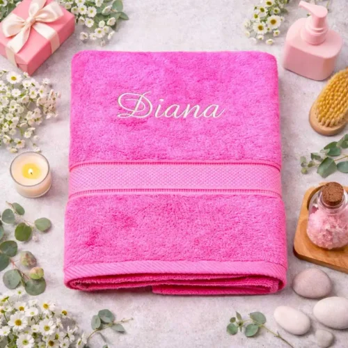 vysivana-osuska-s-menom-diana-cyklamenova-lawli Cyklámenová vyšívaná froté osuška s krémovým kaligrafickým nápisom Diana