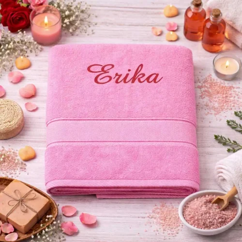 vysivana-osuska-s-menom-erika-broskynova-lawli Broskyňová vyšívaná froté osuška s červeným kaligrafickým nápisom Erika