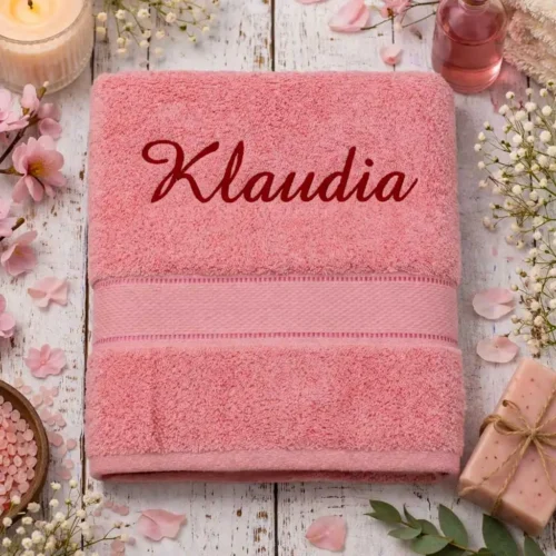 vysivana-osuska-s-menom-klaudia-broskynova-lawli Broskyňová vyšívaná froté osuška s červeným kaligrafickým nápisom Klaudia