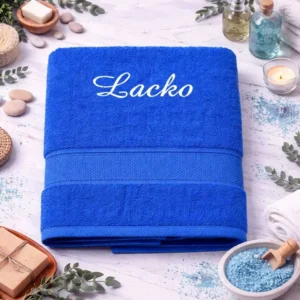 vysivana-osuska-s-menom-lacko-tmavomodra-lawli Tmavomodrá vyšívaná froté osuška s bielym kaligrafickým nápisom Lacko