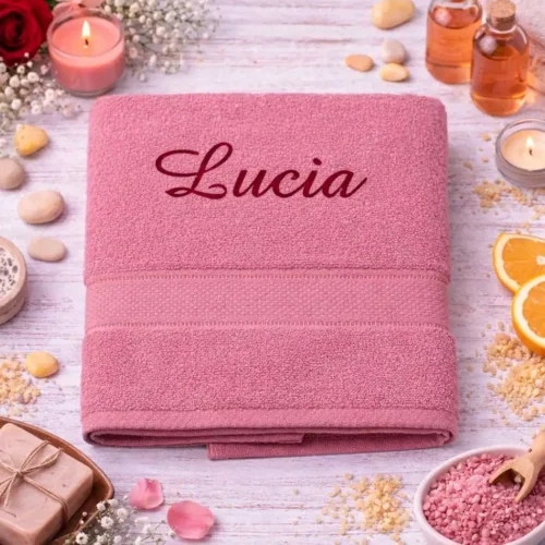 vysivana-osuska-s-menom-lucia-broskynova-lawli Broskyňová vyšívaná froté osuška s bordovým kaligrafickým nápisom Lucia