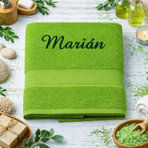 vysivana-osuska-s-menom-marian-hraskova-lawli Hráškovozelená vyšívaná froté osuška s tmavozeleným kaligrafickým nápisom Marián