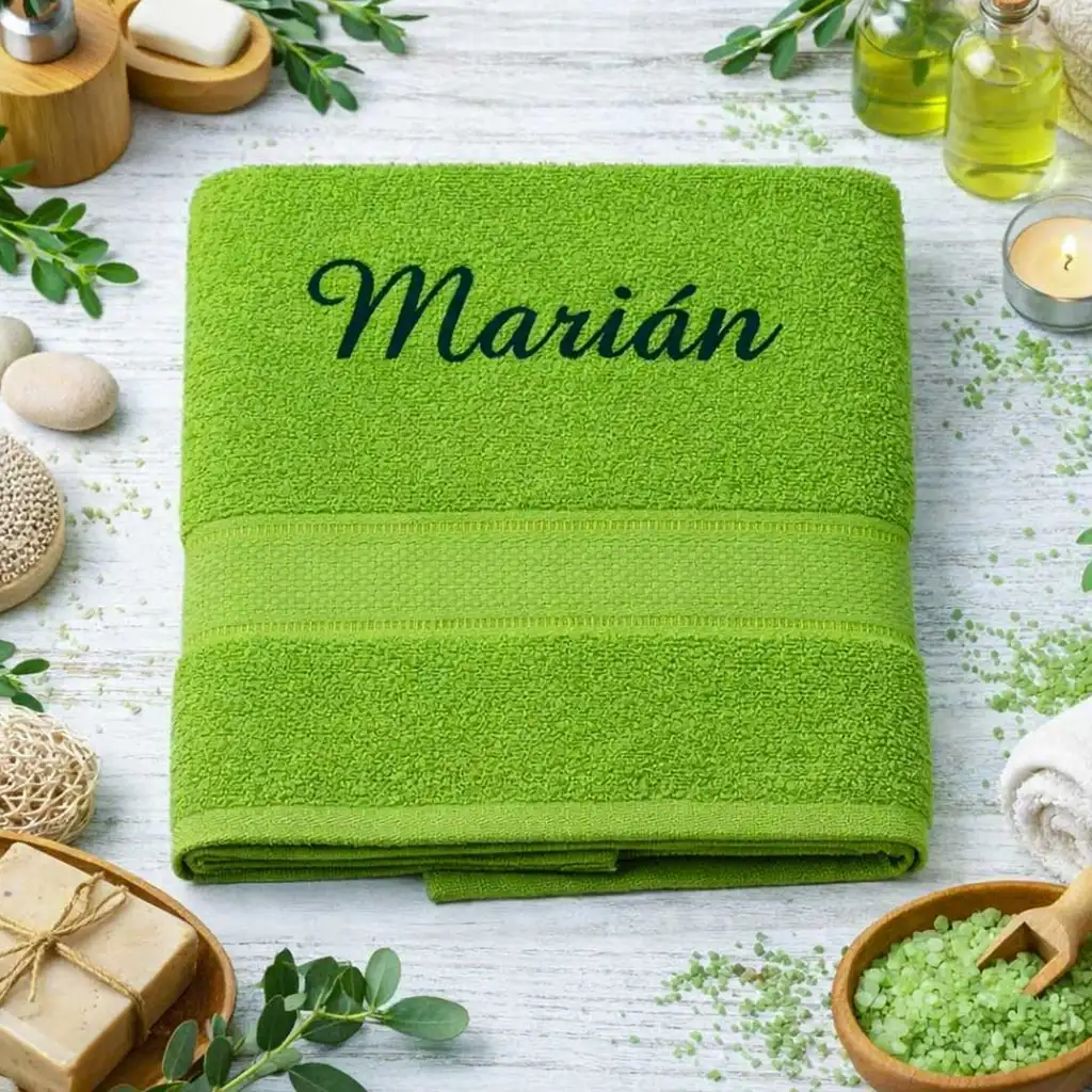Hráškovozelená vyšívaná froté osuška s tmavozeleným kaligrafickým nápisom Marián