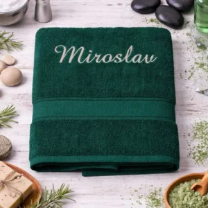 vysivana-osuska-s-menom-miroslav-tmavozelena-lawli Tmavozelená vyšívaná froté osuška s krémovým kaligrafickým nápisom Miroslav