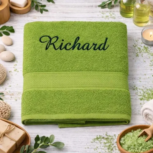vysivana-osuska-s-menom-richard-zelena-lawli Hráškovozelená vyšívaná froté osuška s tmavozeleným kaligrafickým nápisom Richard