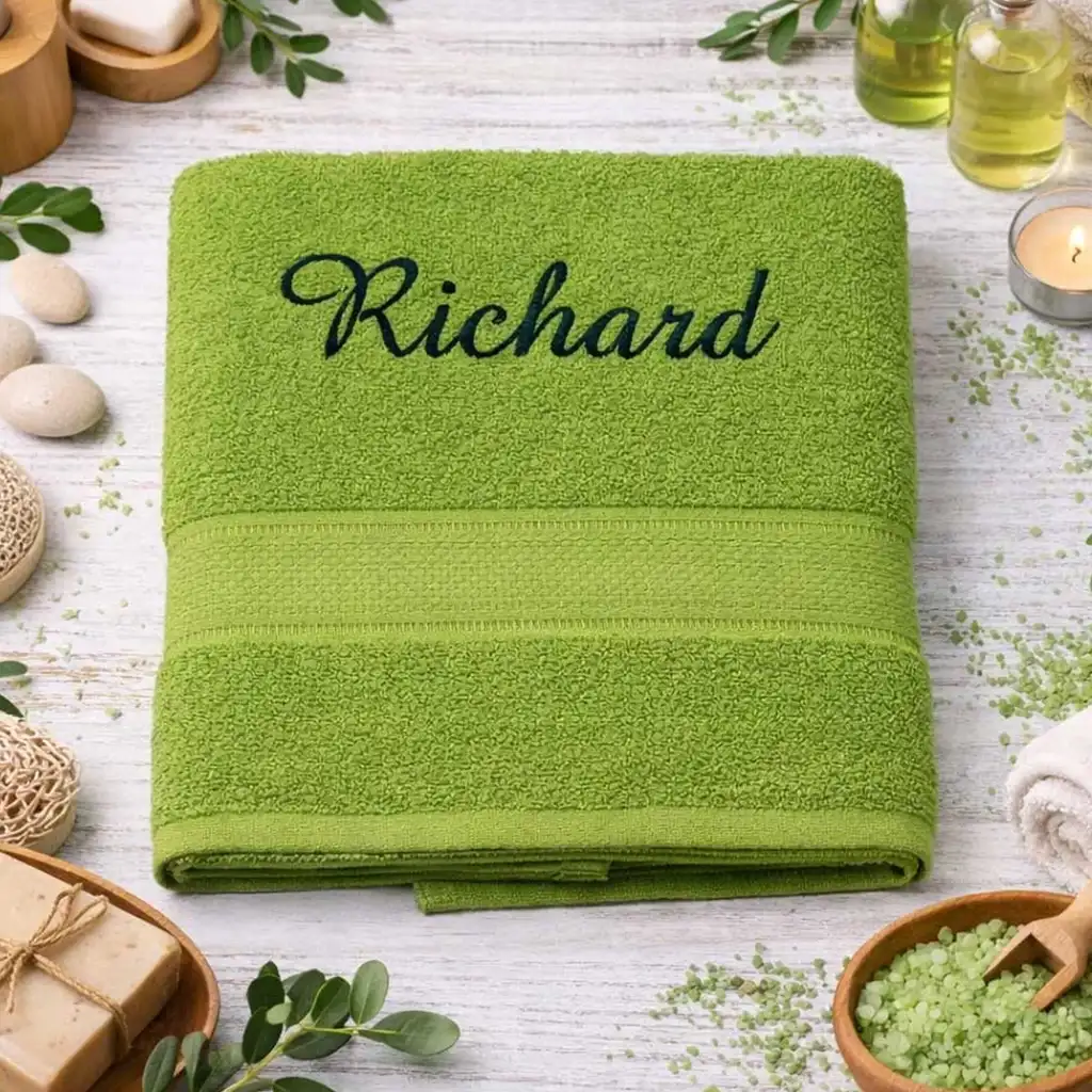 Hráškovozelená vyšívaná froté osuška s tmavozeleným kaligrafickým nápisom Richard