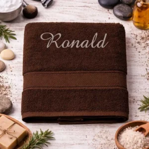 vysivana-osuska-s-menom-ronald-tmavohneda-lawli Tmavohnedá vyšívaná froté osuška s krémovým kaligrafickým nápisom Ronald