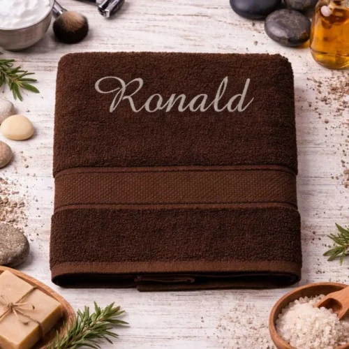 vysivana-osuska-s-menom-ronald-tmavohneda-lawli Tmavohnedá vyšívaná froté osuška s krémovým kaligrafickým nápisom Ronald