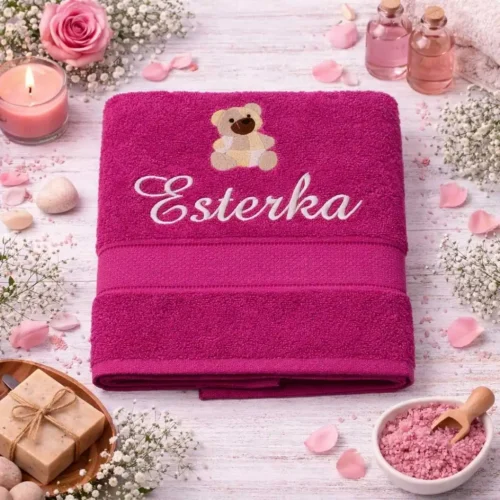 vysivana-osuska-s-menom-s-motivom-esterka-cyklamenova-lawli Cyklámenová vyšívaná froté osuška s bielym menom Esterka a motívom macka
