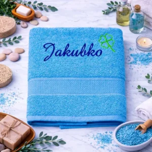 vysivana-osuska-s-menom-s-motivom-jakubko-tyrkysova-lawli Tyrkysová vyšívaná froté osuška s tmavomodrým menom Jakubko a motívom štvorlístka