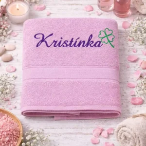 vysivana-osuska-s-menom-s-motivom-kristinka-ruzova-lawli Bledoružová vyšívaná froté osuška s fialovým nápisom Kristínka a zeleným štvorlístkom