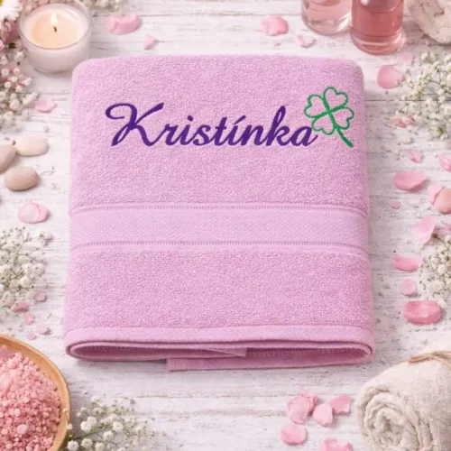 vysivana-osuska-s-menom-s-motivom-kristinka-ruzova-lawli Bledoružová vyšívaná froté osuška s fialovým nápisom Kristínka a zeleným štvorlístkom
