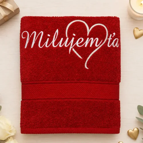 vysivana-osuska-s-napisom-milujem-ta-cervena-lawli Červená vyšívaná froté osuška s bielym kaligrafickým nápisom Milujem ťa a krémovým srdiečkom