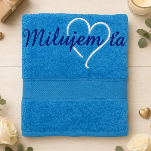 vysivana-osuska-s-napisom-milujem-ta-srdce-tyrkysova-lawli Tyrkysová vyšívaná froté osuška s tmavomodrým kaligrafickým nápisom Milujem ťa a bielym obrysom srdca