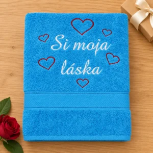 vysivana-osuska-si-moja-laska-tyrkysova Tyrkysová vyšívaná froté osuška s bielym kaligrafickým nápisom Si moja láska a červenými srdiečkami
