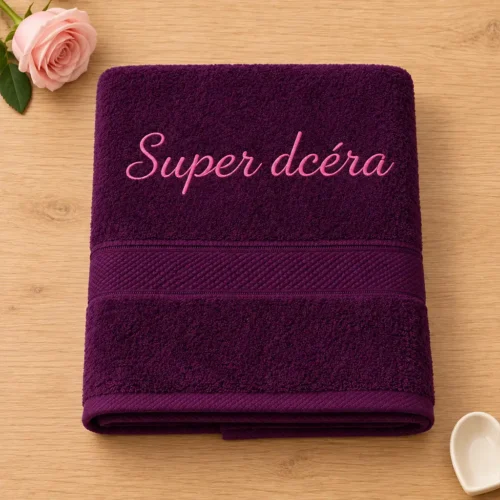 vysivana-osuska-super-dcera Tmavofialová vyšívaná froté osuška s bledoružovým kaligrafickým nápisom Super dcéra