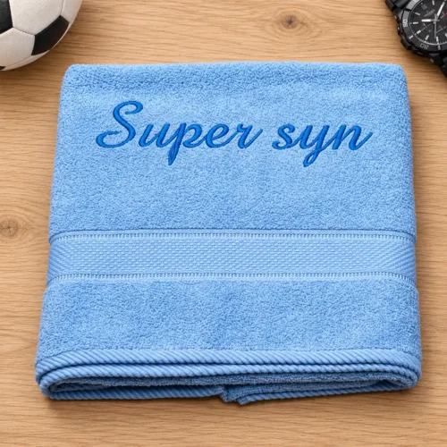 vysivana-osuska-super-syn Bledomodrá vyšívaná froté osuška s tyrkysovým kaligrafickým nápisom Super syn