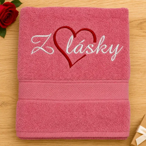 vysivana-osuska-z-lasky Broskyňová vyšívaná froté osuška s bielym nápisom Z lásky a vyšívaným červeným srdcom