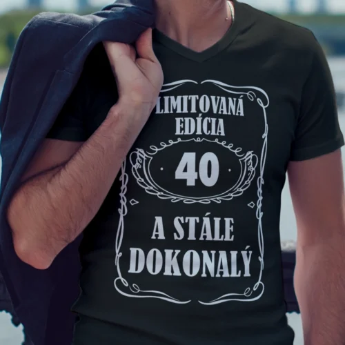 Pánske tričko k 40. narodeninám – Limitovaná edícia Muž v čiernom tričku k 40. narodeninám Limitovaná edícia