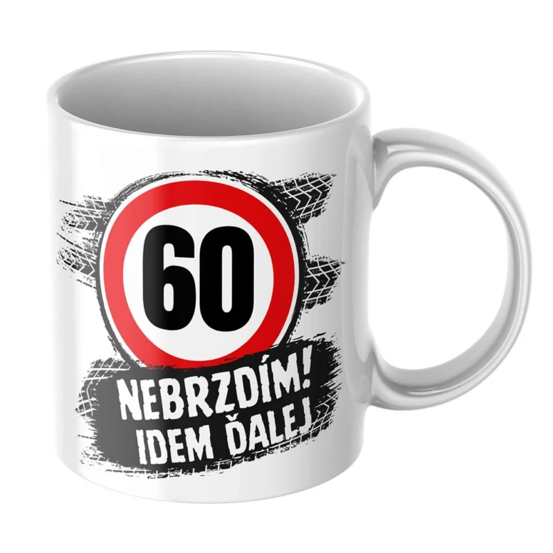Vtipný hrnček k 60. narodeninám – Nebrzdím, idem ďalej Biely hrnček k 60. narodeninám s nápisom Nebrzdím, idem ďalej