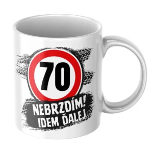 Vtipný hrnček k 70. narodeninám – Nebrzdím, idem ďalej Biely hrnček k 70. narodeninám s nápisom Nebrzdím, idem ďalej