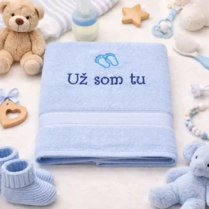 vysivana-osuska-s-napisom-s-motivom-uz-som-tu-modra-lawli Bledomodrá vyšívaná detská froté osuška s tmavomodrým nápisom Už som tu a motívom detských nožičiek