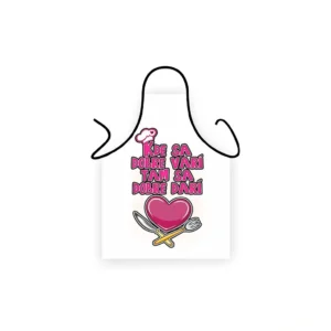 Biela kuchynská zástera s nápisom Kde sa dobre varí, tam sa dobre darí Biela zástera Kde sa dobre varí, tam sa dobre darí s ružovým srdcom Zástera - Kde sa dobre varí tam sa dobre darí