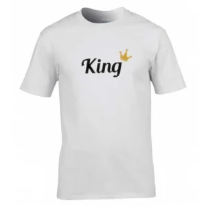 Štýlové pánske tričko King s elegantným motívom zlatej koruny Biele pánske tričko King s čiernym nápisom a zlatou korunou