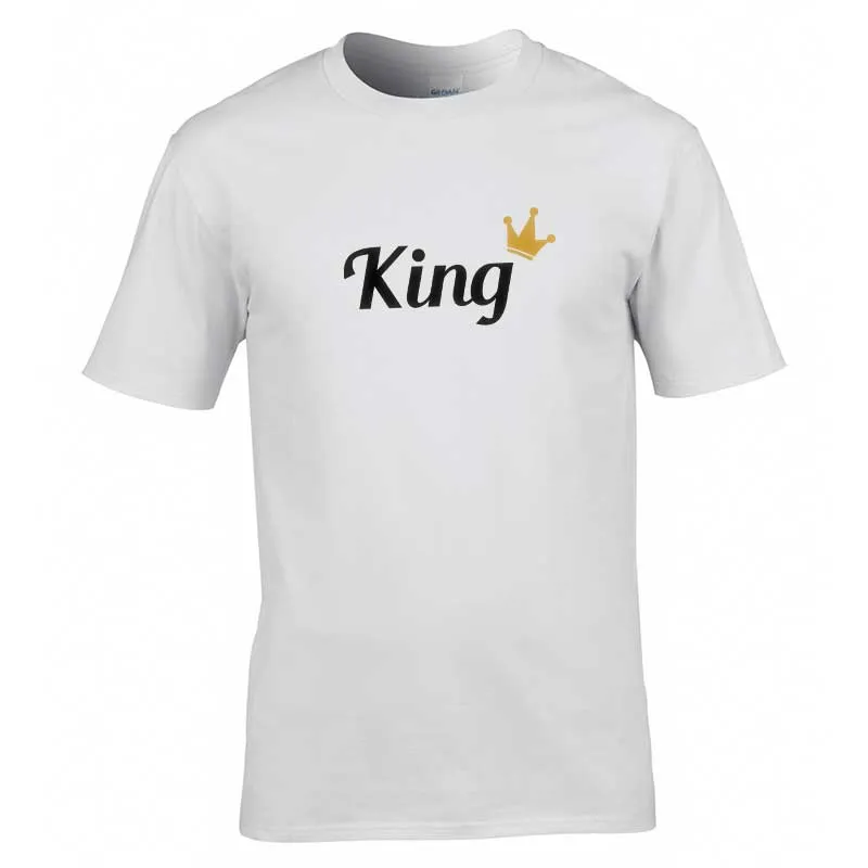 Štýlové pánske tričko King s elegantným motívom zlatej koruny Biele pánske tričko King s čiernym nápisom a zlatou korunou