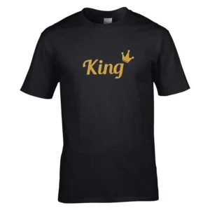 Štýlové pánske tričko King s elegantným motívom zlatej koruny Čierne pánske tričko King so zlatým nápisom a korunou