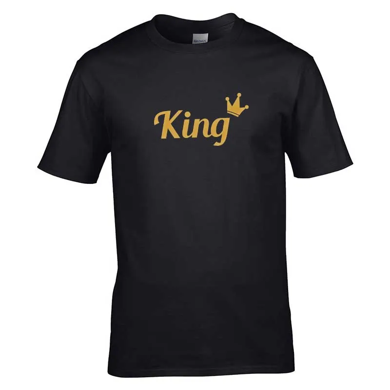 Štýlové pánske tričko King s elegantným motívom zlatej koruny Čierne pánske tričko King so zlatým nápisom a korunou