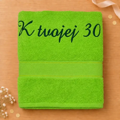 vysivana-osuska-k-tvojej-30-zelena Zelená vyšívaná froté osuška s tmavozeleným kaligrafickým nápisom K tvojej 30