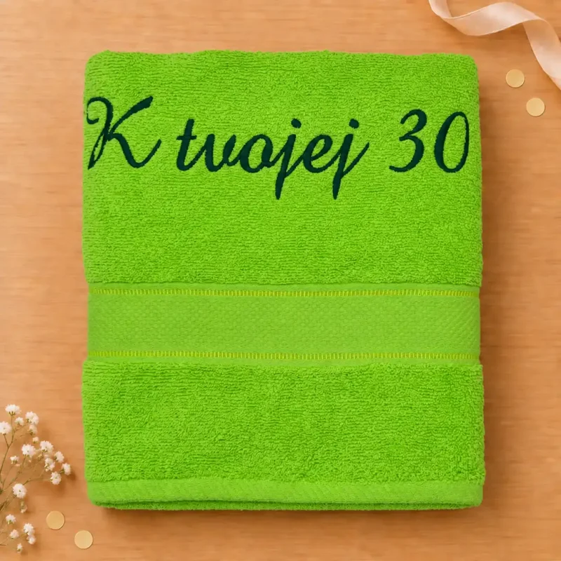 vysivana-osuska-k-tvojej-30-zelena Zelená vyšívaná froté osuška s tmavozeleným kaligrafickým nápisom K tvojej 30