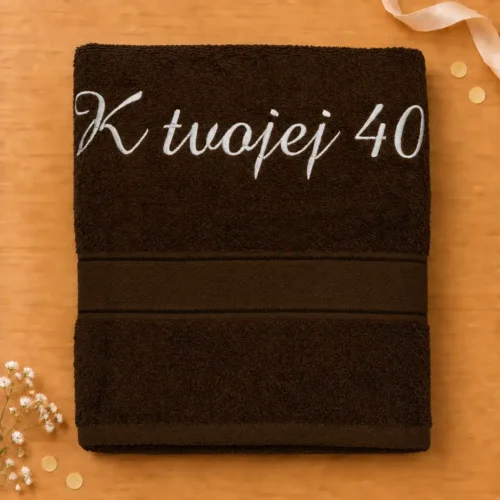 vysivana-osuska-k-tvojej-40-hneda Tmavohnedá vyšívaná froté osuška s bielym kaligrafickým nápisom K tvojej 40